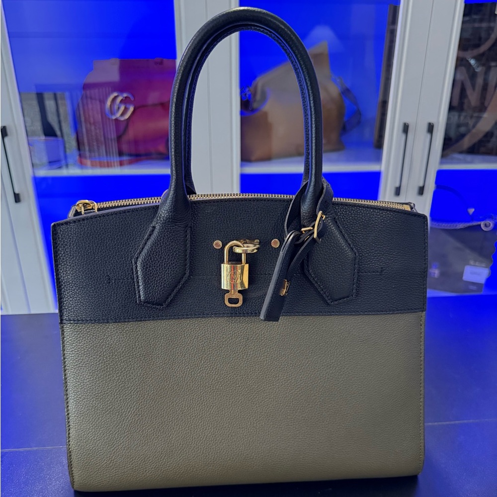 LOUIS VUITTON 
Taurillon City Steamer MM Kaki Black/strap not included
